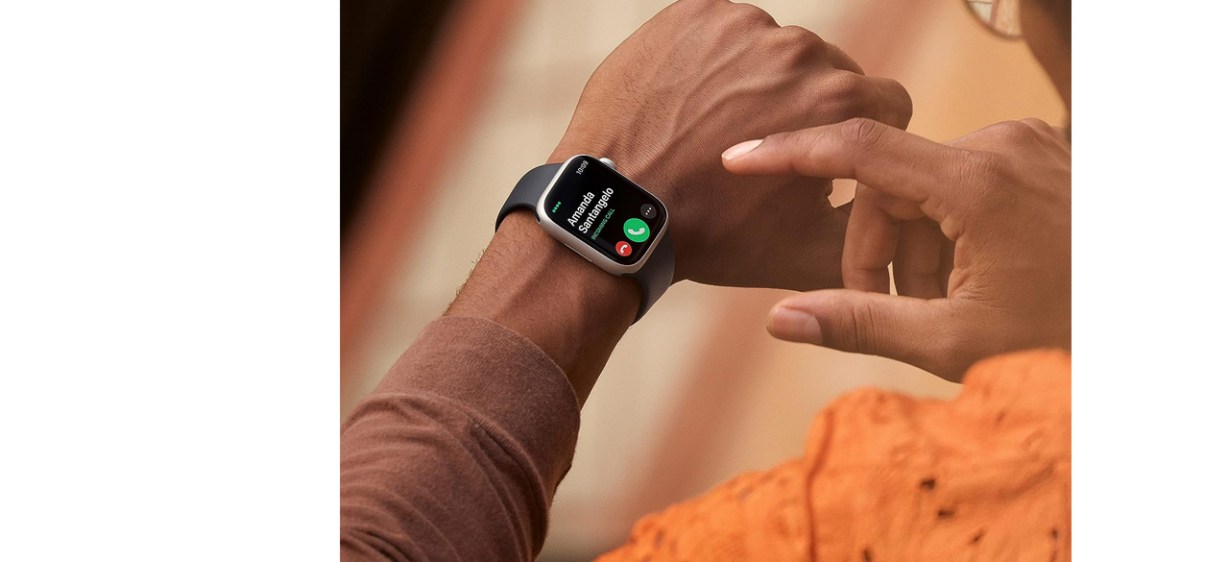 Apple Watch Series 8 GPS on wrist