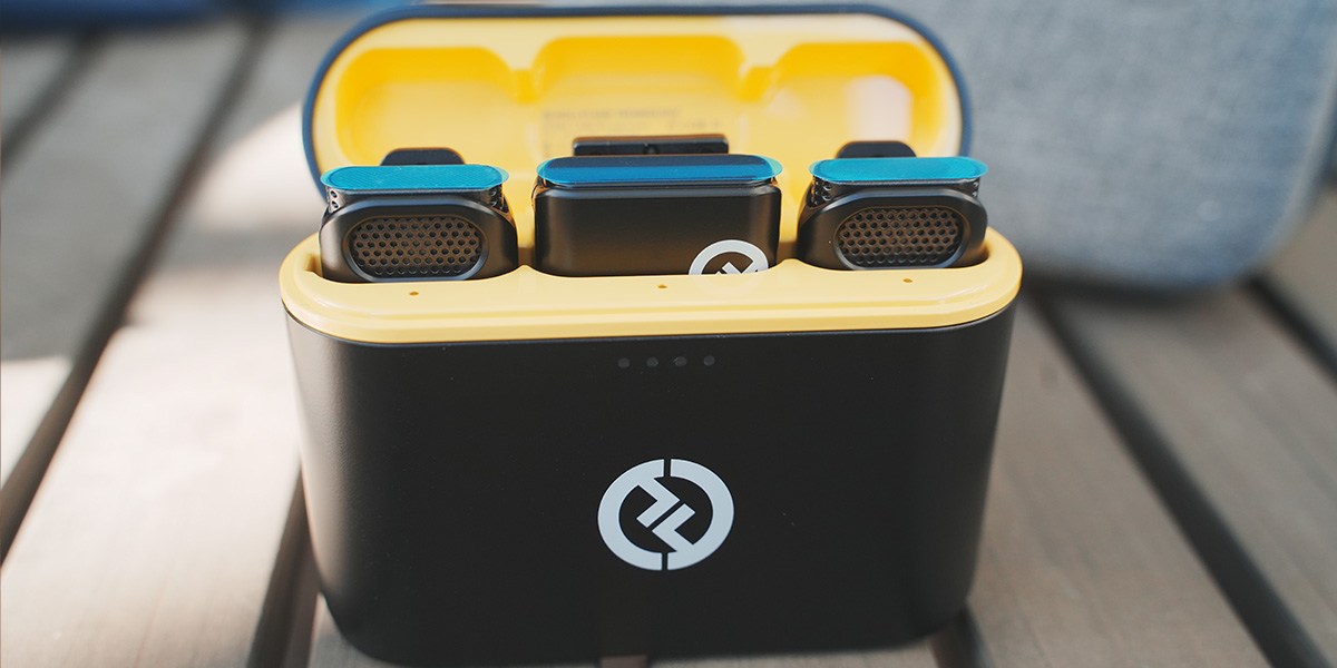 Hollyland Lark M1 charging in case with top open